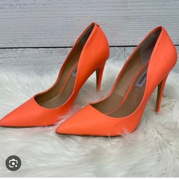 Neon coral daisy pump - Picture 2 of 4